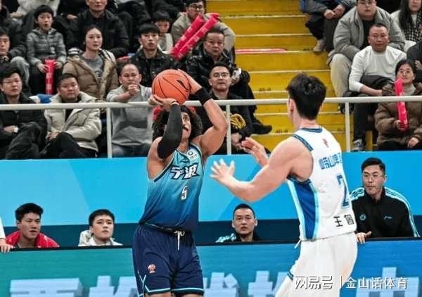 开云-唉！43岁少帅上轮雪藏4主力输球，本轮又盲目轻敌，败给平民球队